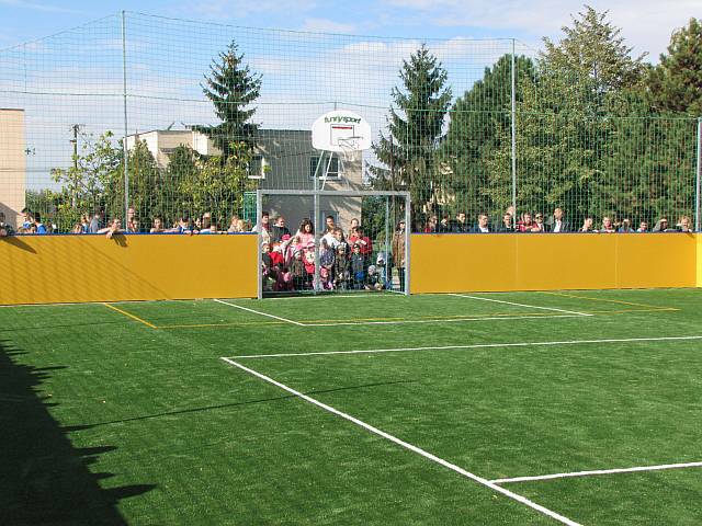 Fotogaléria Slávnostné odovzdanie multifunkčného ihriska ZŠ na Mládežníckej ulici – 9. 10. 2012 (15) Slávnostné odovzdanie multifunkčného ihriska ZŠ na Mládežníckej ulici – 9. 10. 2012