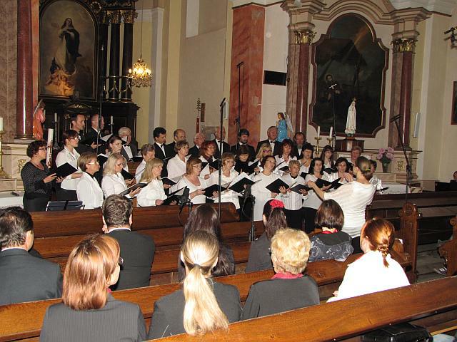 Fotogaléria Koncert Komorného orchestra slovenských učiteľov a speváckeho zboru Musica Aurea v rímskokatolíckom kostole v Šahách – 14. 10. 2012 (16) Koncert Komorného orchestra slovenských učiteľov a speváckeho zboru Musica Aurea v rímskokatolíckom kostole v Šahách – 14. 10. 2012