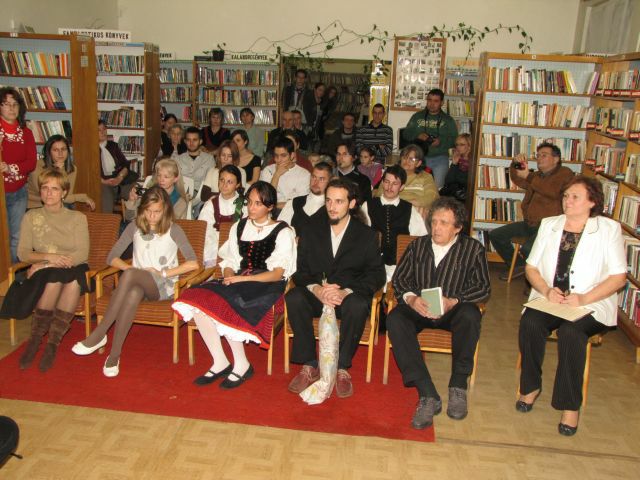 Fotogaléria Krisztina Barbara Furulyás: Zvieratá v kultúre – kultúrne zvieratá (vernisáž výstavy, Galéria Ipeľ v mestskej knižnici) – 23. 11. 2012 (9) Krisztina Barbara Furulyás: Zvieratá v kultúre – kultúrne zvieratá (vernisáž výstavy, Galéria Ipeľ v mestskej knižnici) – 23. 11. 2012