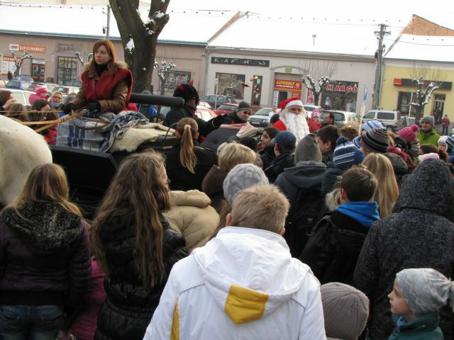 Fotogaléria Mikuláš v Šahách – 5. 12. 2012 (11) Mikuláš v Šahách – 5. 12. 2012