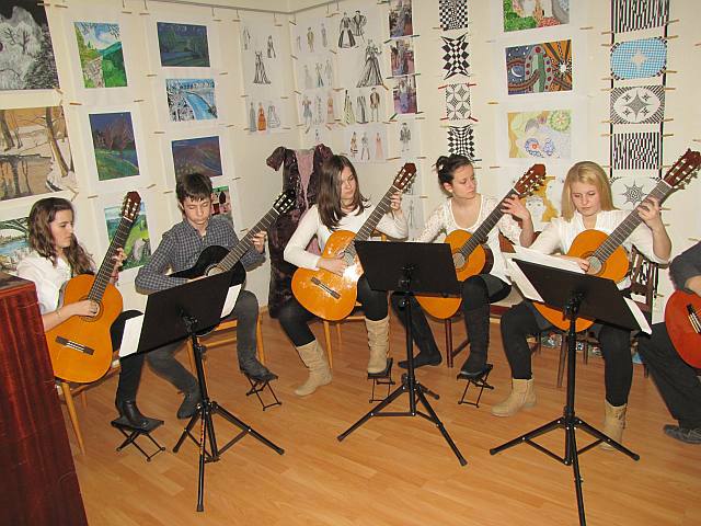 Fotogaléria Otvorenie výstavy z prác žiakov výtvarného odboru ZUŠ Šahy v Galérii Ľudovíta Simonyiho – 7.3.2014 (9) Otvorenie výstavy z prác žiakov výtvarného odboru ZUŠ Šahy v Galérii Ľudovíta Simonyiho – 7.3.2014