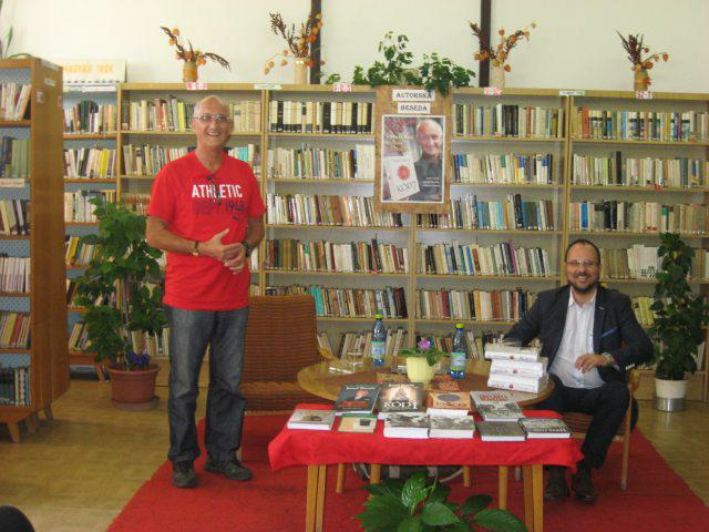 Fotogaléria Stretnutie so spisovateľom Jozefom Banášom – predstavenie novej knihy Kód 7 – 30. 9. 2016 (10) Stretnutie so spisovateľom Jozefom Banášom – predstavenie novej knihy Kód 7 – 30. 9. 2016