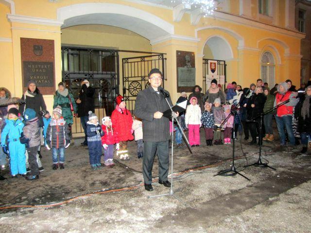 Fotogaléria Zapálenie sviečky na mestskom adventnom venci – 2. 12. 2017 (12) Zapálenie sviečky na mestskom adventnom venci – 2. 12. 2017