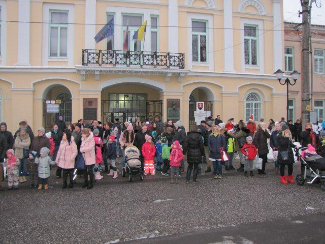Fotogaléria Mikuláš v Šahách – 5. 12. 2017 (10) Mikuláš v Šahách – 5. 12. 2017